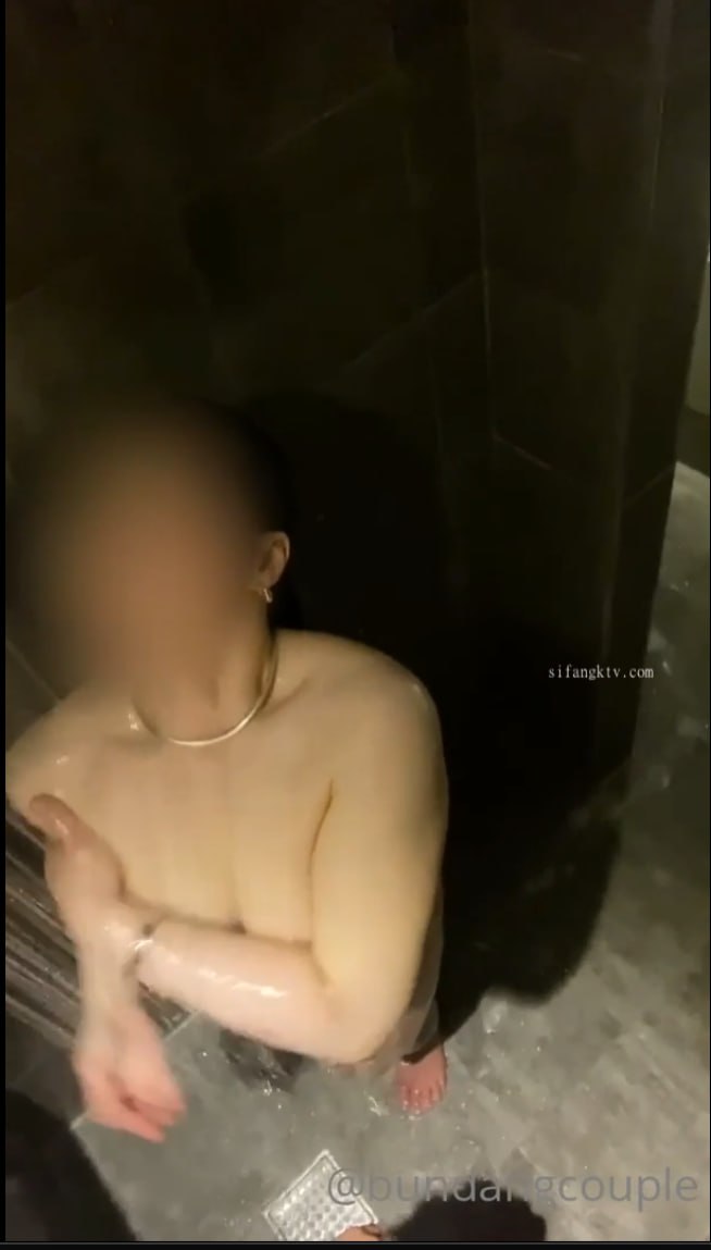 露脸校花夏总女神给土豪当母狗ox自慰喷水明星颜值超级可爱，有比她漂亮的没她骚的 消息来源: @swaglive